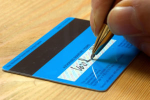 クレジットカード決済。サインはフルネームで書く。